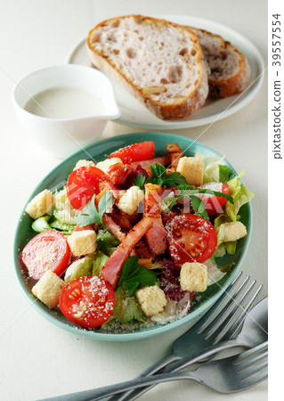 Crispy bacon Caesar salad Crispy bacon Caesar salad 39557554