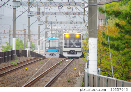 動力傳動車在毛毛雨中進入多摩中心站 動力傳動車在毛毛雨中進入多摩中心站 39557943