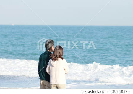 Senior couple cuddling at the seaside 39558184