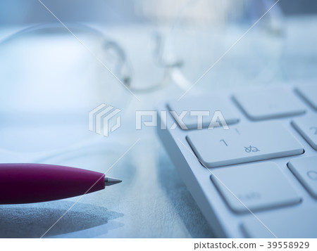Business image · glasses · keyboard · female Business image · glasses · keyboard · female 39558929