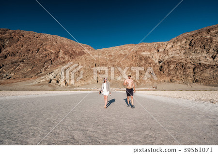 Tourists in Death Valley National Park 39561071