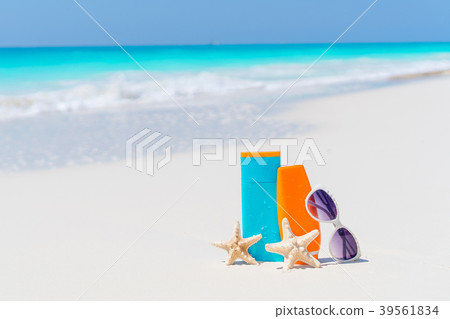 Suncream bottles, sunglasses, starfish on white Suncream bottles, sunglasses, starfish on white 39561834
