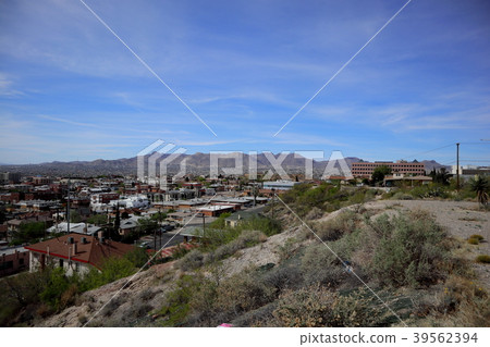 The streets of El Paso (Texas, USA) and Mexico beyond the border 39562394