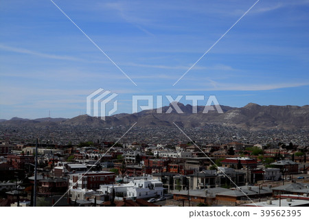 The streets of El Paso (Texas, USA) and Mexico beyond the border 39562395