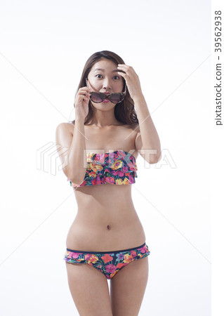 比基尼泳裝陽光的少婦 比基尼泳裝陽光的少婦 39562938
