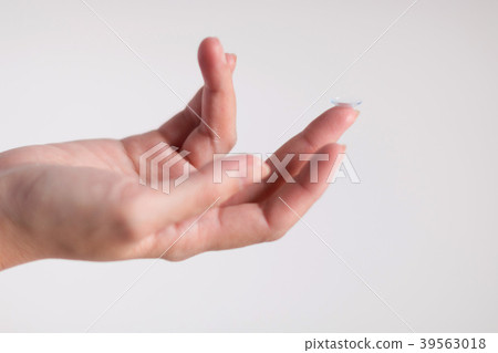 contact lens on middle finger 39563018