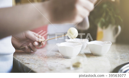 A woman decorating a sweet with glitter 39563077