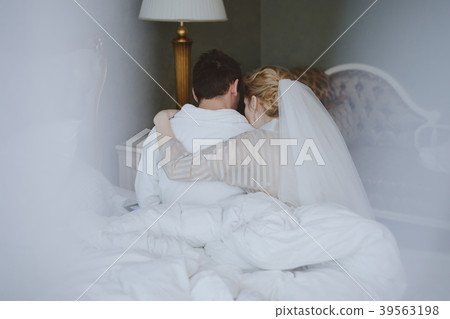 The bride and groom embrace 39563198