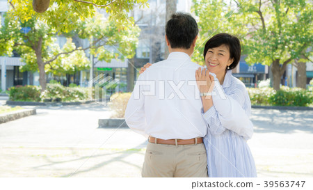 Yokohama couple travel A good couple who talk about memories that came from old honeymoon in Yamashita Park area 39563747