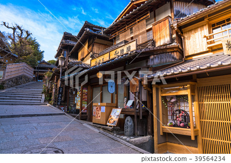 《Kyoto Prefecture》Ninenzaka/early morning 《Kyoto Prefecture》Ninenzaka/early morning 39564234