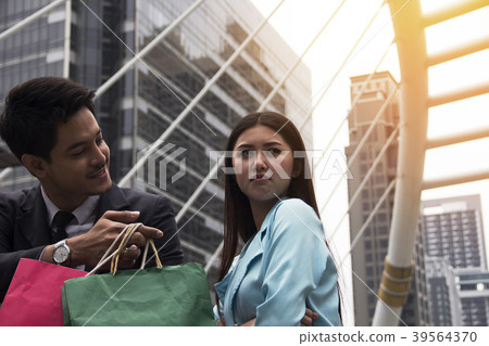Beautiful Lover very not happy in the shopping. Beautiful Lover very not happy in the shopping. 39564370