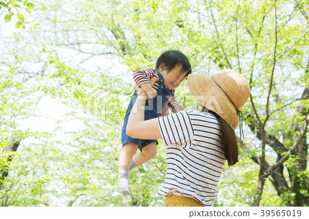 Baby and Mom 39565019