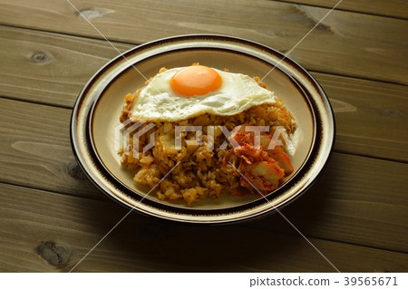 Kimchi fried rice 39565671