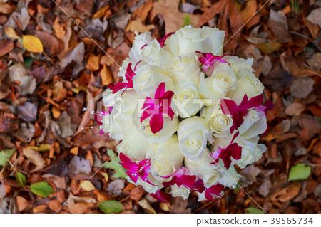 Bridal bouquet of roses on a wooden planks Bridal bouquet of roses on a wooden planks 39565734