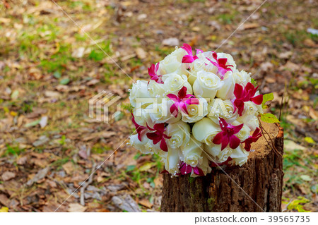 Bridal bouquet of roses on a wooden planks Bridal bouquet of roses on a wooden planks 39565735