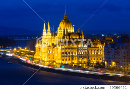 Illuminated Hungary parliament 39566451