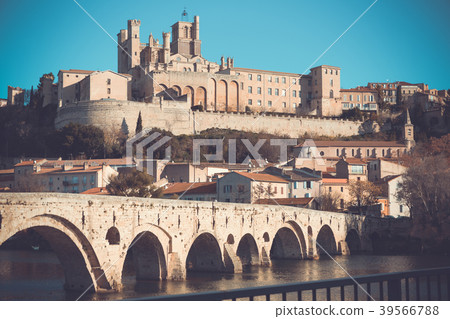 Bezier Cathedral Saint Nazaire and Pont Vieux Bridge, river Bezier Cathedral Saint Nazaire and Pont Vieux Bridge, river 39566788