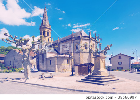 Church of Saint-Michel in Lestelle-de-Saint-Martory 39566997