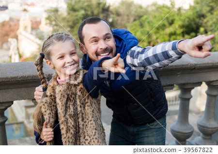 Father and daughter walking in city 39567822