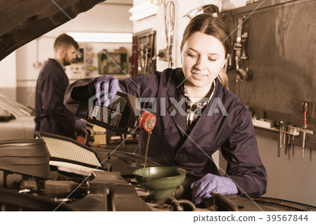 Female is replacing the oil 39567844