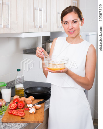 woman cooking omelet 39567899