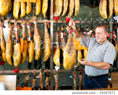 Male client choosing Spanish jamon 39567971