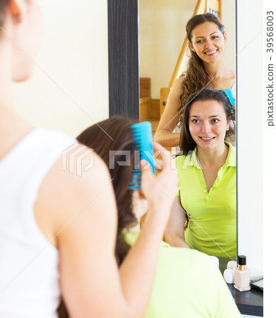 girls combing the hair 39568003