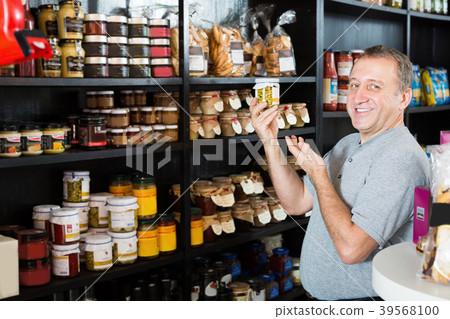 Senior man buyer choosing products in grocery 39568100