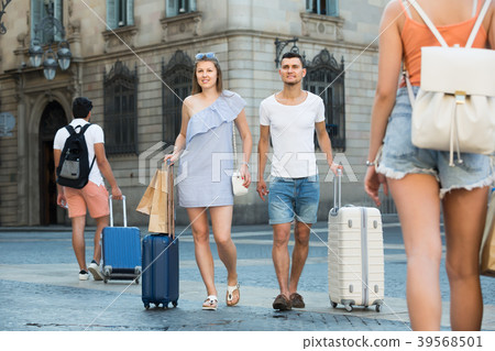 Young man and woman in shorts with luggage 39568501