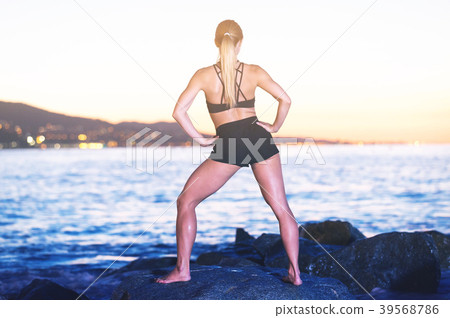 Female 24-31 years old is practicing stretching 39568786