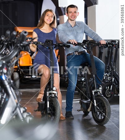 guy and girl hiring bikes 39568861