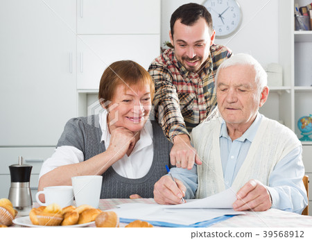 Elderly couple and social employee Elderly couple and social employee 39568912