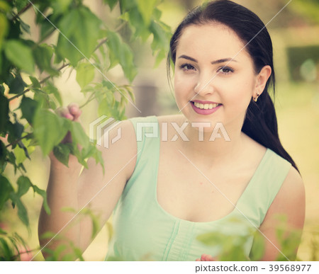 spring positive smiling young female portrait in garden 39568977