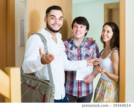 Realtor showing new apartment to couple Realtor showing new apartment to couple 39569014