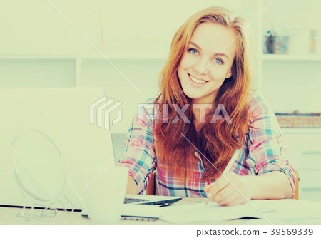 Girl working on laptop 39569339
