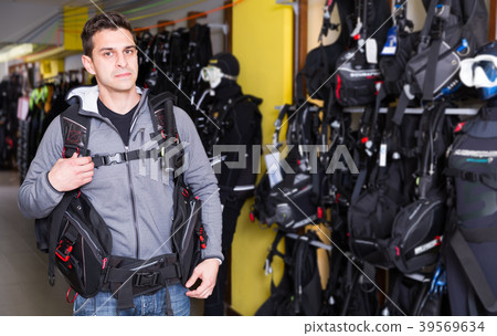 Active young man standing in new diving equipment 39569634