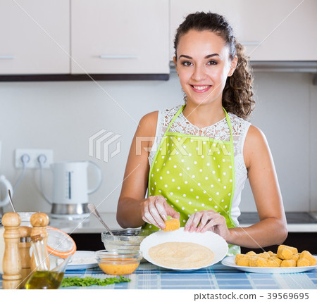 housewife cooking breadcrumbed croquettes 39569695