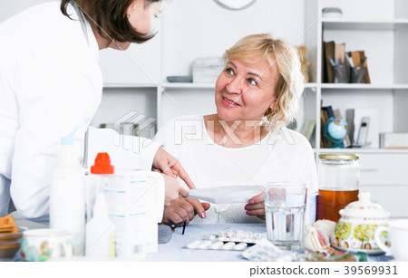 MAture woman and doctor 39569931