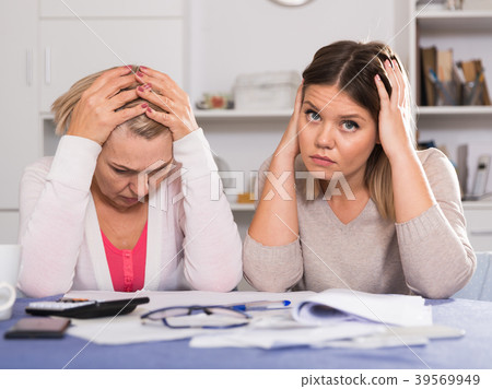 mother and her adult daughter with financial problems 39569949