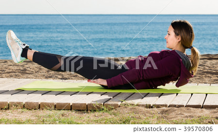 Ordinary young woman training 39570806