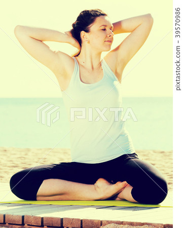 Woman doing yoga cross-legged 39570986