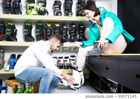 Couple choosing ski boots 39571145