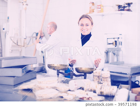 Young female standing in production workshop 39571198