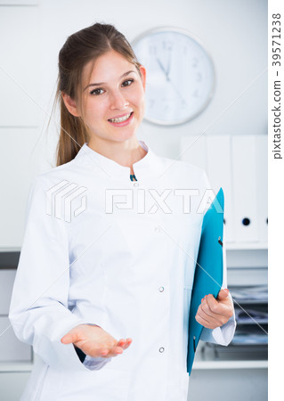 Female doctor meeting patient in office 39571238