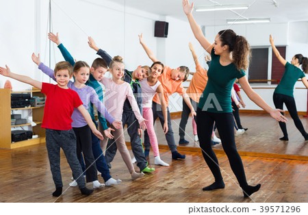 Children dancing contemp in studio smiling and having fun 39571296