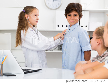 Medic girl with stethoscope in the doctor's office 39571334