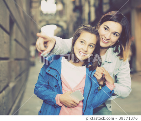 Family during sightseeing tour 39571376