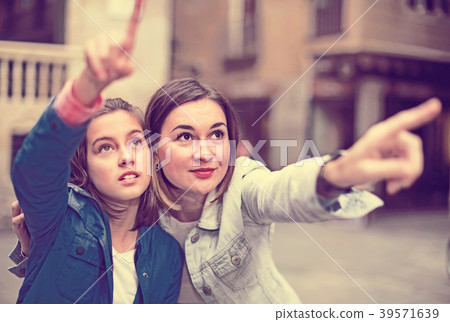 Young mother and daughter paying attention to sight 39571639