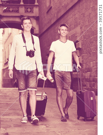 Positive guys couple in casual clothes with trunk 39571731