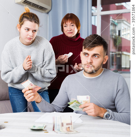 Woman asking husband for money 39571864